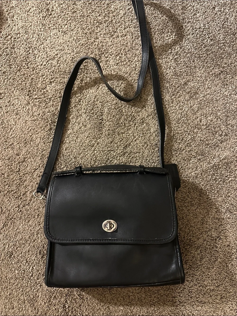 Classic Black Leather Crossbody Bag with Turn-Lock Closure - Picture 1 of 3